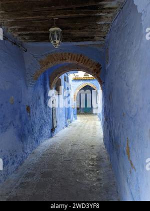 Fantastischer Blick auf die Straßen in der blauen Stadt Chefchaouen. Marokko, Afrika. Künstlerisches Bild. Auch die blaue Perle Marokkos genannt, die Hauptstadt des Haschs Stockfoto