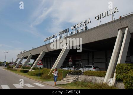 Der Flughafen Triest - Aeroporto di Trieste Ronchi dei Legionari oder Aeroporto Friaul Julisch Venetien, IATA-Code TRS, ICAO-Code LIPQ, ist ein internationaler italienischer Flughafen 33 km nordwestlich der Hafenstadt Triest. Der Flughafen liegt bei Ronchi dei Legionari in der ehemaligen Provinz Görz und dient der gesamten Region Friaul-Julisch Venetien als Verkehrsflughafen. Foto: Flughafen Triest, Italien *** Flughafen Triest Aeroporto di Trieste Ronchi dei Legionari oder Aeroporto Friaul Julisch Venetien, IATA Code TRS, ICAO Code LIPQ, ist ein internationaler italienischer Flughafen 33 km nordwestlich des Hafens Stockfoto