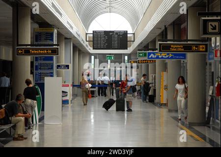 Der Flughafen Triest - Aeroporto di Trieste Ronchi dei Legionari oder Aeroporto Friaul Julisch Venetien, IATA-Code TRS, ICAO-Code LIPQ, ist ein internationaler italienischer Flughafen 33 km nordwestlich der Hafenstadt Triest. Der Flughafen liegt bei Ronchi dei Legionari in der ehemaligen Provinz Görz und dient der gesamten Region Friaul-Julisch Venetien als Verkehrsflughafen. Foto: Flughafen Triest, Italien *** Flughafen Triest Aeroporto di Trieste Ronchi dei Legionari oder Aeroporto Friaul Julisch Venetien, IATA Code TRS, ICAO Code LIPQ, ist ein internationaler italienischer Flughafen 33 km nordwestlich des Hafens Stockfoto