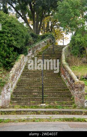 Lange Treppe von außen, um Fußgängern Zugang zu einer anderen Ebene zwischen Straßen, Beccles, Suffolk, England zu ermöglichen Stockfoto