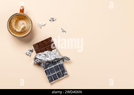 Coffee Break Bliss: Schokoladenriegel kombiniert mit einer Tasse Kaffee. Flache Ladefläche mit Kopierraum Stockfoto