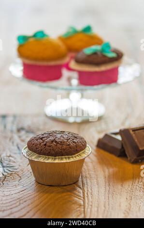 Frisch gebackene Muffins mit verschiedenen Geschmacksrichtungen Stockfoto