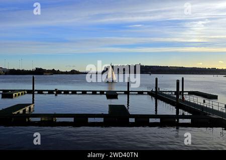 Segelboot in Cardiff Bay mit spätem Nachmittag, frühem Abendlicht. Vom Januar 2024 Stockfoto