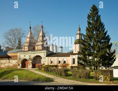 Kloster der Ablagerung des Gewandes (Kloster Rizopoloschenski) in Suzdal. Oblast Vladimir. Russland Stockfoto