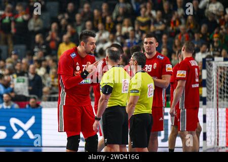 Köln, Deutschland. Januar 2024. Bence Banhidi (Ungarn) beschwert sich beim Schiedsrichter über die letzte Entscheidung nach dem Menâ EHF Euro 2024-Spiel zwischen Ungarn und Österreich in der Lanxess Arena in Berlin, Köln Credit: Independent Photo Agency/Alamy Live News Stockfoto