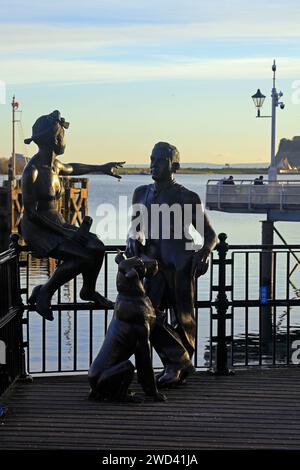 Leute wie wir - Statuengruppe am Ufer, Cardiff Bay. Vom Januar 2024 Stockfoto