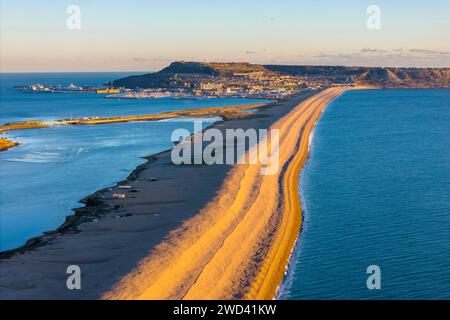 Weymouth, Dorset, Großbritannien. Januar 2024. Wetter in Großbritannien. Aus der Vogelperspektive mit Blick nach Osten auf die Isle of Portland entlang Chesil Beach und die Fleet Lagune bei Wyke Regis bei Weymouth an der Dorset Jurassic Coast an einem kalten und sonnigen Nachmittag. Bildnachweis: Graham Hunt/Alamy Live News Stockfoto