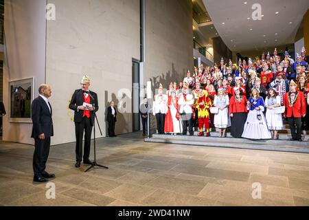 OLAF Scholz SPD, Bundeskanzler begrüßt den Präsidenten des Bundes Deutscher Karneval, Klaus-Ludwig Fess und Karnevals-Prinzenpaare im Bundeskanzleramt - Empfang des Bundes Deutscher Karneval und Abordnungen mit Prinzenpaaren aus dem Bundesländer durch den Bundeskanzler. DEU, Deutschland, Berlin, 18.01.2024: *** Olaf Scholz SPD , Bundeskanzler begrüßt Bundespräsident des Deutschen Karnevals Klaus Ludwig Fess und Karnevalspärchen im Bundeskanzleramt Empfang des Bundes Deutscher Karneval und Delegationen mit fürstlichen Paaren aus den bundesländern durch den Bundesrat Stockfoto