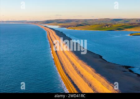 Weymouth, Dorset, Großbritannien. Januar 2024. Wetter in Großbritannien. Blick aus der Vogelperspektive nach Westen in Richtung Abbotsbury entlang Chesil Beach und der Fleet Lagune bei Wyke Regis bei Weymouth an der Dorset Jurassic Coast an einem kalten und sonnigen Nachmittag. Bildnachweis: Graham Hunt/Alamy Live News Stockfoto