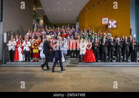 OLAF Scholz SPD, Bundeskanzler begrüßt den Präsidenten des Bundes Deutscher Karneval, Klaus-Ludwig Fess und Karnevals-Prinzenpaare im Bundeskanzleramt - Empfang des Bundes Deutscher Karneval und Abordnungen mit Prinzenpaaren aus dem Bundesländer durch den Bundeskanzler. DEU, Deutschland, Berlin, 18.01.2024: *** Olaf Scholz SPD , Bundeskanzler begrüßt Bundespräsident des Deutschen Karnevals Klaus Ludwig Fess und Karnevalspärchen im Bundeskanzleramt Empfang des Bundes Deutscher Karneval und Delegationen mit fürstlichen Paaren aus den bundesländern durch den Bundesrat Stockfoto