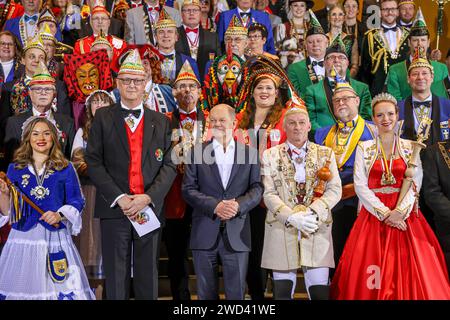 OLAF Scholz SPD, Bundeskanzler begrüßt den Präsidenten des Bundes Deutscher Karneval, Klaus-Ludwig Fess und Karnevals-Prinzenpaare im Bundeskanzleramt - Empfang des Bundes Deutscher Karneval und Abordnungen mit Prinzenpaaren aus dem Bundesländer durch den Bundeskanzler. DEU, Deutschland, Berlin, 18.01.2024: *** Olaf Scholz SPD , Bundeskanzler begrüßt Bundespräsident des Deutschen Karnevals Klaus Ludwig Fess und Karnevalspärchen im Bundeskanzleramt Empfang des Bundes Deutscher Karneval und Delegationen mit fürstlichen Paaren aus den bundesländern durch den Bundesrat Stockfoto