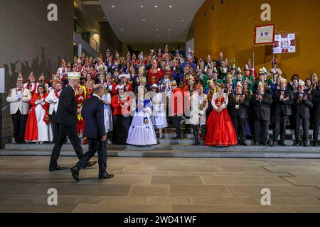 OLAF Scholz SPD, Bundeskanzler begrüßt den Präsidenten des Bundes Deutscher Karneval, Klaus-Ludwig Fess und Karnevals-Prinzenpaare im Bundeskanzleramt - Empfang des Bundes Deutscher Karneval und Abordnungen mit Prinzenpaaren aus dem Bundesländer durch den Bundeskanzler. DEU, Deutschland, Berlin, 18.01.2024: *** Olaf Scholz SPD , Bundeskanzler begrüßt Bundespräsident des Deutschen Karnevals Klaus Ludwig Fess und Karnevalspärchen im Bundeskanzleramt Empfang des Bundes Deutscher Karneval und Delegationen mit fürstlichen Paaren aus den bundesländern durch den Bundesrat Stockfoto