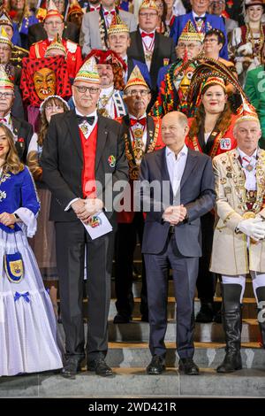 OLAF Scholz SPD, Bundeskanzler begrüßt den Präsidenten des Bundes Deutscher Karneval, Klaus-Ludwig Fess und Karnevals-Prinzenpaare im Bundeskanzleramt - Empfang des Bundes Deutscher Karneval und Abordnungen mit Prinzenpaaren aus dem Bundesländer durch den Bundeskanzler. DEU, Deutschland, Berlin, 18.01.2024: *** Olaf Scholz SPD , Bundeskanzler begrüßt Bundespräsident des Deutschen Karnevals Klaus Ludwig Fess und Karnevalspärchen im Bundeskanzleramt Empfang des Bundes Deutscher Karneval und Delegationen mit fürstlichen Paaren aus den bundesländern durch den Bundesrat Stockfoto