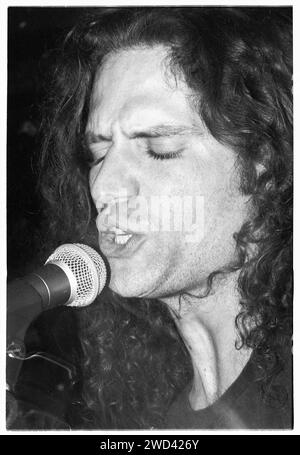 Tony Zajkowski von Lotion spielte live im Bristol Bierkeller Room am 20. September 1994. Foto: Rob Watkins. INFO: Lotion, eine Indie-Rock-Band aus den 90er Jahren aus New York City, kreierte einen melodischen und gitarrengesteuerten Sound. Ihre Alben, darunter Full Isaac und Nobody's Cool, spiegeln eine Mischung aus alternativen und Power-Pop-Elementen wider. Stockfoto