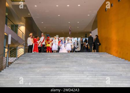 Bundeskanzler begrüßt Karnevals-Prinzenpaare im Bundeskanzleramt - Empfang des Bundes Deutscher Karneval und Abordnungen mit Prinzenpaaren aus dem Bundesländer durch den Bundeskanzler. Die Karnevalisten nehmen Aufstellung. DEU, Deutschland, Berlin, 18.01.2024: *** Bundeskanzler begrüßt Karnevalspärchen im Bundeskanzleramt Empfang des Bundesverbandes Deutscher Karnevalspärchen und Delegationen mit fürstlichen Paaren aus den bundesländern durch den Bundeskanzler die Karnevalspärchen Line up DEU, Deutschland, Berlin, 18 01 2024 Stockfoto