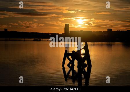 Goldener Sonnenuntergang über Cardiff Bay, aufgenommen im Januar 2024 Stockfoto
