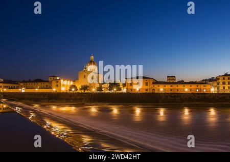 Blick auf Florenz und den Fluss Arno am Abend Stockfoto