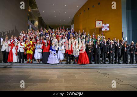 Bundeskanzler begrüßt Karnevals-Prinzenpaare im Bundeskanzleramt - Empfang des Bundes Deutscher Karneval und Abordnungen mit Prinzenpaaren aus dem Bundesländer durch den Bundeskanzler. Die Karnevalisten beim Empfang. DEU, Deutschland, Berlin, 18.01.2024: *** Bundeskanzler begrüßt Karnevalspärchen beim Empfang des Bundeskanzleramtes und Delegationen mit fürstlichen Paaren aus den bundesländern durch den Bundeskanzler die Karnevalspärchen am Empfang DEU, Deutschland, Berlin, 18 01 2024 Stockfoto