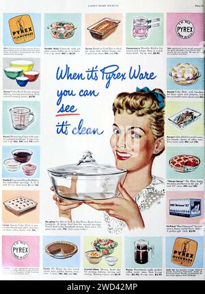 1948 , june , USA : amerikanische Werbung für die unterschiedliche Verwendung in der KÜCHE der verschiedensten PYREX Glasutensilien und -Behälter ( Kaffeemaschine , Backform , Teller , Backpfannen etc . ) . Pyrex ist eine Marke, die 1915 von Corning Inc. In DEN USA für eine Linie von transparentem Borosilikatglas mit geringer Wärmeausdehnung eingeführt wurde, das für Laborglas und Küchenartikel verwendet wird. In den 1930er Jahren wurde es um Küchenutensilien aus Kalknatron-Glas und anderen Materialien erweitert. Kunstwerk eines unbekannten Illustrators veröffentlicht im Illustrated Magazine LADIES' HOME JOURNAL , Ausgabe Juni 1948 . - HISTOR Stockfoto