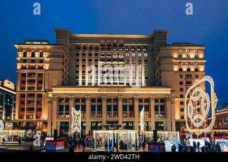 MOSKAU, RUSSLAND - 23. DEZEMBER 2016: Das Four Seasons Hotel Moskau, Blick vom Manezhnaya-Platz am Abend Stockfoto