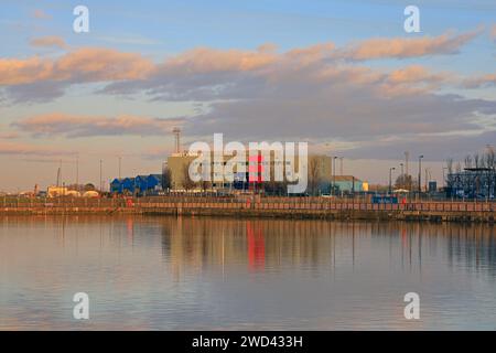 HMS Cambria Royal Naval Reserve Unit, gesehen über das Roath Dock am frühen Sonnenuntergang in Cardiff Bay, aufgenommen im Januar 2024 Stockfoto