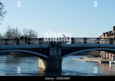 Eton, Windsor, Berkshire, Großbritannien. Januar 2024. Die Leute laufen über die Windsor Bridge von Eton nach Windsor. Heute war es sehr kalt, aber sonnig in Eton, Berkshire. Es wird erwartet, dass die Temperaturen heute Abend auf -5 Grad sinken. Kredit: Maureen McLean/Alamy Stockfoto