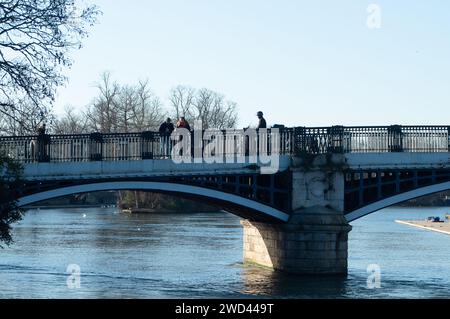 Eton, Windsor, Berkshire, Großbritannien. Januar 2024. Die Leute laufen über die Windsor Bridge von Eton nach Windsor. Heute war es sehr kalt, aber sonnig in Eton, Berkshire. Es wird erwartet, dass die Temperaturen heute Abend auf -5 Grad sinken. Kredit: Maureen McLean/Alamy Stockfoto