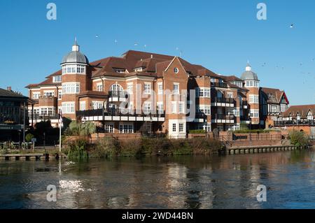 Eton, Windsor, Berkshire, Großbritannien. Januar 2024. Eton Riverside Apartments in King Stable Street, Eton, Windsor. Heute war es sehr kalt, aber sonnig in Eton, Berkshire. Es wird erwartet, dass die Temperaturen heute Abend auf -5 Grad sinken. Kredit: Maureen McLean/Alamy Stockfoto