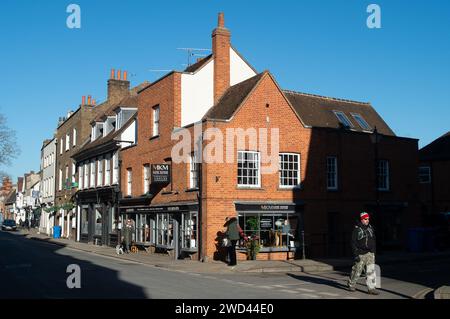 Eton, Windsor, Berkshire, Großbritannien. Januar 2024. Eton High Street, Windsor, Berkshire. Heute war es sehr kalt, aber sonnig in Eton, Berkshire. Es wird erwartet, dass die Temperaturen heute Abend auf -5 Grad sinken. Kredit: Maureen McLean/Alamy Stockfoto