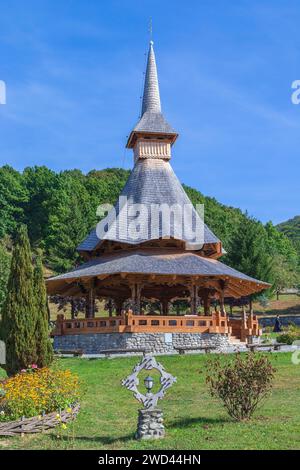 Gebäude im Klosterkomplex Barsana, Maramures, Rumänien. Die erste Holzkirche wurde 1711 erbaut, das orthodoxe Barsana-Kloster. Stockfoto