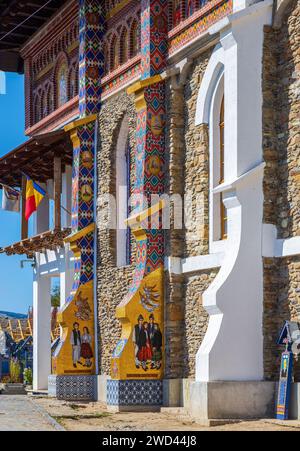 SAPANTA, MARAMURES, RUMÄNIEN – 18. SEPTEMBER 2020: Kirche auf dem Frohen Friedhof, berühmt in der Welt für ihre farbenfrohen Holzgräber mit Gemälden. Stockfoto