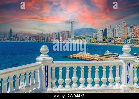 BENIDORM, SPANIEN - 13. AUGUST 2020: Panoramablick auf die Stadtlandschaft von Benidorm vom Balkon des Mittelmeers. Die Stadt ist das Manhattan von Spanien. Stockfoto