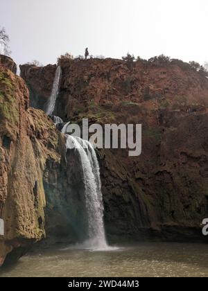 Ouzoud Falls in der Nähe des großen Atlas-Dorfes Tanaghmeilt, Marokko. Wunderschöner Panoramablick auf die Landschaft Stockfoto