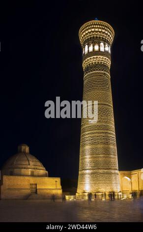 Kalan Minaret Emir und Alim Khan Madrasah von Po-i-Kalan (POI Kalan) - islamischer religiöser Komplex in Buchara. Usbekistan Stockfoto