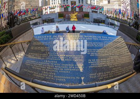 NEW YORK, USA - 7. MÄRZ 2020: Beschreibende Gedenktafel mit den Worten von John D. Rockefeller Jr., Eislaufbahn und Prometheus-Statue auf dem Rockefeller Plaza. Stockfoto