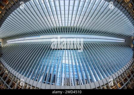 New York, USA - 9. März 2020: Detail der Pendlerstation am One World Trade Center Transportation Hub (Westfield World Trade Center). Stockfoto