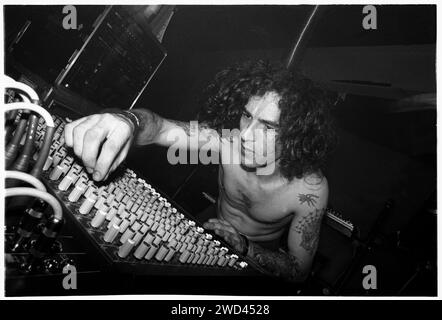 Merv Pepler von Eat Static Playing the Megadog Tour in der Cardiff University Great Hall in Cardiff, Wales am 14. Mai 1994. Foto: Rob Watkins. INFO:Eat Static, eine 1989 gegründete britische elektronische Musikgruppe, ist bekannt für ihren Ambient-, Techno- und Psytrance-Sound. Mit Alben wie „Abduction“ und „Implant“ haben sie die elektronische Musikszene beeinflusst und ein einzigartiges und energiegeladenes Klangerlebnis geschaffen. Stockfoto