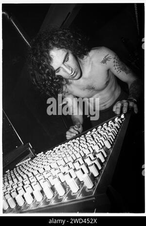 Merv Pepler von Eat Static Playing the Megadog Tour in der Cardiff University Great Hall in Cardiff, Wales am 14. Mai 1994. Foto: Rob Watkins. INFO:Eat Static, eine 1989 gegründete britische elektronische Musikgruppe, ist bekannt für ihren Ambient-, Techno- und Psytrance-Sound. Mit Alben wie „Abduction“ und „Implant“ haben sie die elektronische Musikszene beeinflusst und ein einzigartiges und energiegeladenes Klangerlebnis geschaffen. Stockfoto