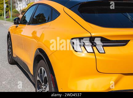 Gelber Muscle Car Ford Mustang. Scheinwerfer eines gelben modernen Autos. Rückansicht. Ford Mustang GT parkt auf der Straßenseite. Straßenfoto, Niemand-Vancouver Kanada Stockfoto