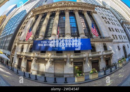 NEW YORK, USA - 9. MÄRZ 2020: Fassade der New Yorker Börse an der Wall Street, Manhattan. Stockfoto