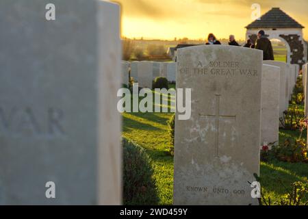 Tyne Cot Cemetery, der größte Friedhof für Commonwealth-Truppen der Welt. Auf dem Grabstein steht: „Ein Soldat des Ersten Weltkriegs“ Stockfoto