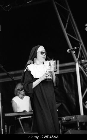 CHUMBAWAMBA, CARDIFF BIG WEEKEND, 1994: Alice Nutter von Chumbawamba spielt am Cardiff Big Weekend am 12. August 1994. Foto: Rob Watkins. INFO: Chumbawamba, eine britische alternative Band, die in den 80er Jahren gegründet wurde, entwickelte sich vom Anarcho-Punk zu verschiedenen Stilen. Am bekanntesten für den Hit Tubthumping, machten ihre politisch aufgeladenen Texte und ihre Genre-fließende Herangehensweise sie zu einer markanten und einflussreichen Kraft in der alternativen Musik. Stockfoto