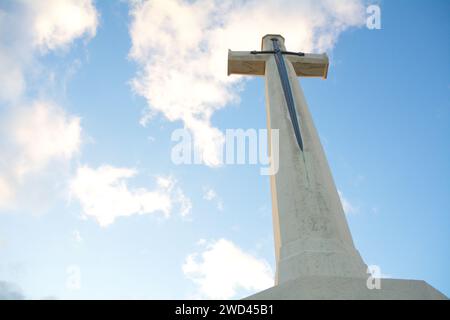 Denkmal auf dem Tyne Tyne Cot Commonwealth Kriegsfriedhof in Belgien. Ich schaue auf das Kreuz des Opfers. Stockfoto