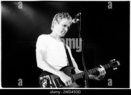 CHUMBAWAMBA, CARDIFF BIG WEEKEND, 1994: Boff Whalley von Chumbawamba spielt am Cardiff Big Weekend am 12. August 1994. Foto: Rob Watkins. INFO: Chumbawamba, eine britische alternative Band, die in den 80er Jahren gegründet wurde, entwickelte sich vom Anarcho-Punk zu verschiedenen Stilen. Am bekanntesten für den Hit Tubthumping, machten ihre politisch aufgeladenen Texte und ihre Genre-fließende Herangehensweise sie zu einer markanten und einflussreichen Kraft in der alternativen Musik. Stockfoto