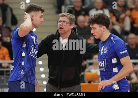 Yann Niclas Bohme von SVG Luneburg (L), Trainer Stefan Hubner von SVG Luneburg (C) und Maxwell David Elgert von SVG Luneburg (R) im Einsatz während des CEV Champions League Volley 2024 Volleyballspiels zwischen Jastrzebski Wegiel und SVG Luneburg in Hall (jastrzebie-Zdroj). Endpunktzahl: Jastrzebski Wegiel 3:0 (25:17, 25:16, 25:19) SVG Lüneburg. Stockfoto