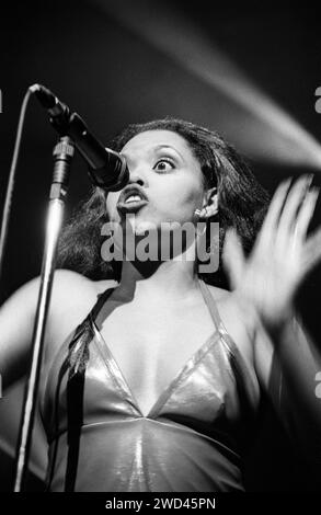 BRANDNEUE HEAVIES, CLASSIC LINE UP, 1994: Ein junger N'DEA Davenport singt mit den Brand New Heavies in ihrer klassischen Besetzung am 25. November 1994 im Newport Centre in Wales. Foto: Rob Watkins. INFO:The Brand New Heavies, eine britische Acid Jazz- und Funk-Gruppe, die in den späten 80ern gegründet wurde, ist bekannt für ihren gefühlvollen Sound. Hits wie „Dream on Dreamer“ zeigen ihre Fusion aus Jazz, R&B und Funk und machen sie zu Schlüsselfiguren der Acid Jazz-Bewegung. Stockfoto