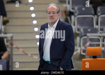 Trainer Marcelo Mendez von Jastrzebski Wegiel wurde beim Volleyballspiel der CEV Champions League Volley 2024 zwischen Jastrzebski Wegiel und SVG Luneburg in Hall (jastrzebie-Zdroj) gesehen. Endpunktzahl: Jastrzebski Wegiel 3:0 (25:17, 25:16, 25:19) SVG Lüneburg. Stockfoto