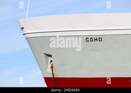 Anacortes, WA, USA - 14. Januar 2024; Name der Passagier- und Fahrzeugfähre MV Coho am Bug des Bootes in Nahaufnahme Stockfoto