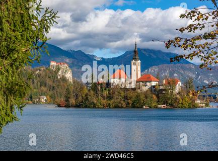 Malerischer Blick auf die Kirche auf einer Insel mit Schloss auf einer Klippe hinten am Bleder See, Slowenien Stockfoto