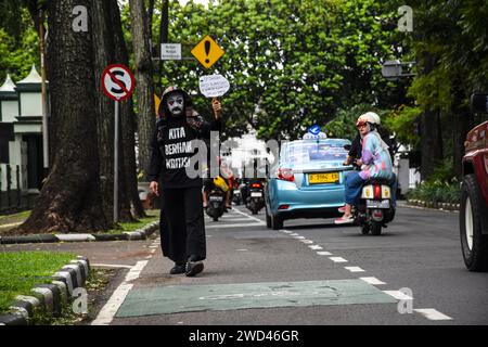 Bandung, West-Java, Indonesien. Januar 2024. Ein indonesischer Mimienkünstler, Wanggi Hoed, führt eine Aktion durch, bei der er 2 km vom Gedung Indonesia Menggugat in Richtung Gedung Sate, Bandung, zurückgeht. Die Aktion zum Gedenken an die siebzehnte Kamisan-Aktion wurde auch zum Symbol des Niedergangs der Demokratie in Indonesien. (Kreditbild: © Dimas Rachmatsyah/ZUMA Press Wire) NUR REDAKTIONELLE VERWENDUNG! Nicht für kommerzielle ZWECKE! Stockfoto